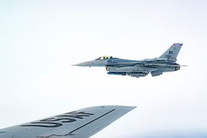 F-16 pilots, KC-135 crews team for mid-air refueling training F-16 pilots, KC-135 crews team for mid-air refueling training